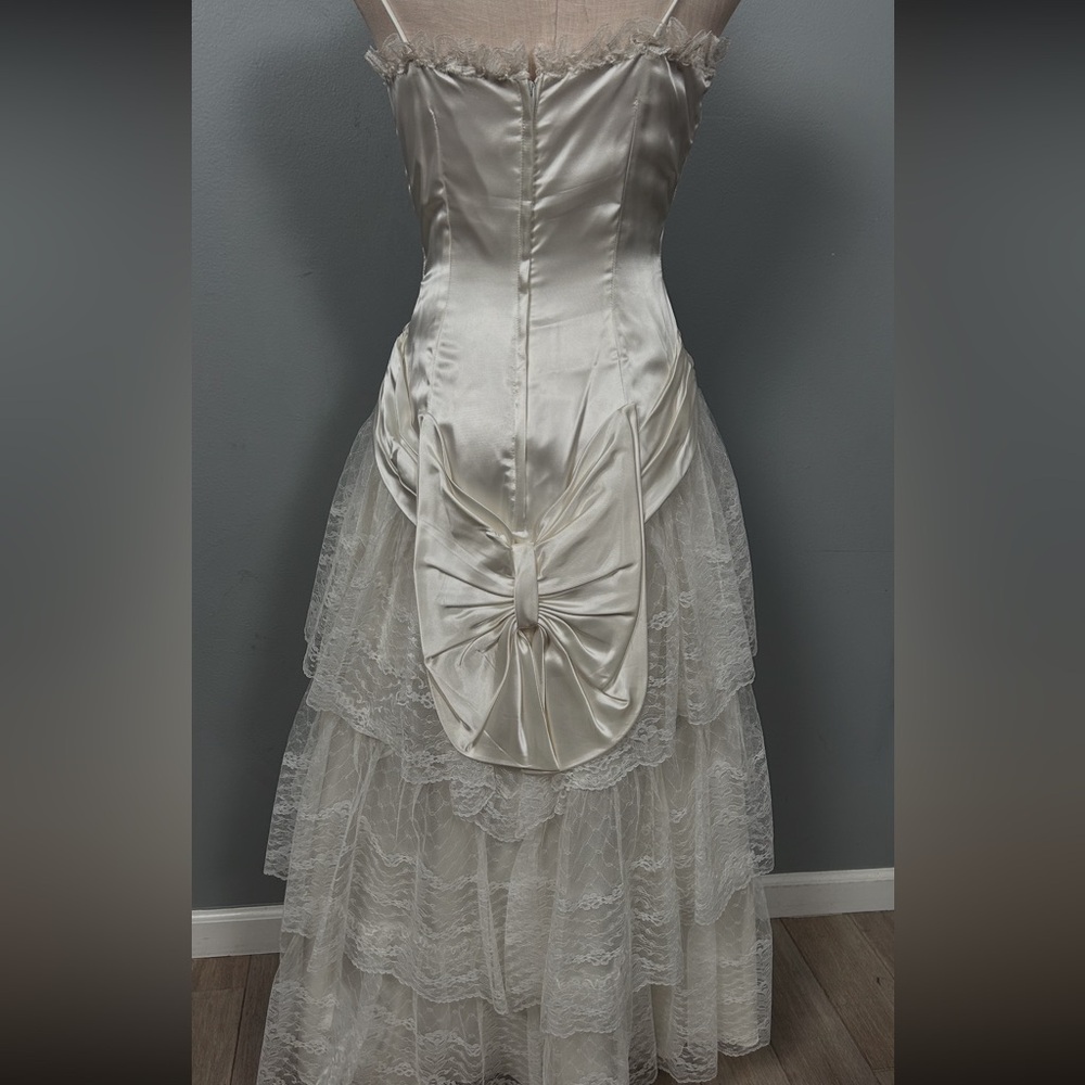 Vintage Cream Lace Wedding Dress